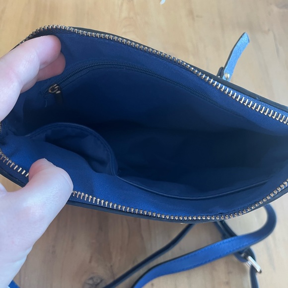 Micheal Kors cross body purse - Picture 3 of 3